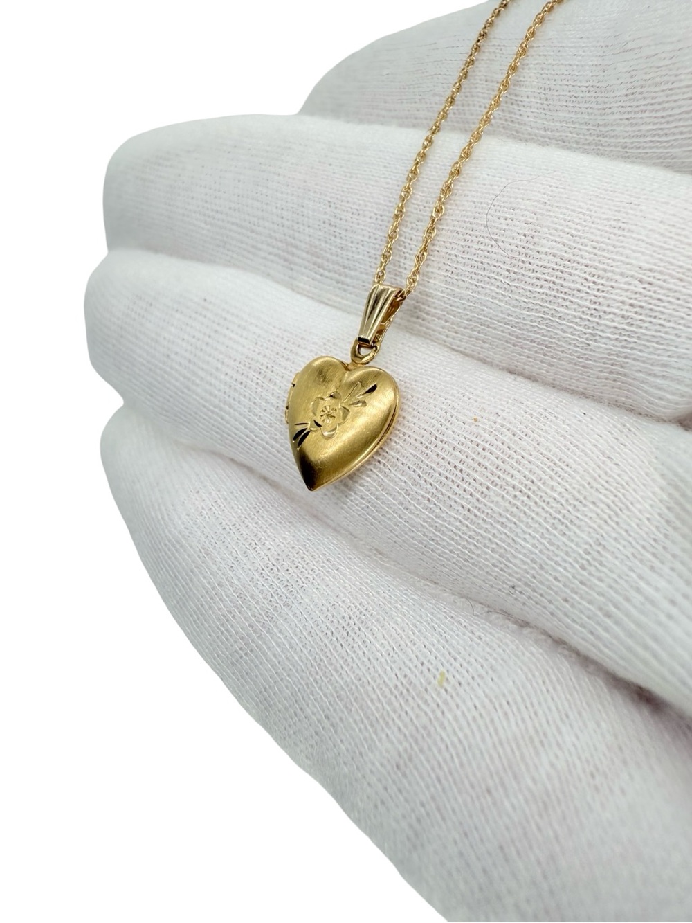 Vintage 14k Solid Gold Heart Locket Necklace Engraved Flower - Picture 2 of 16
